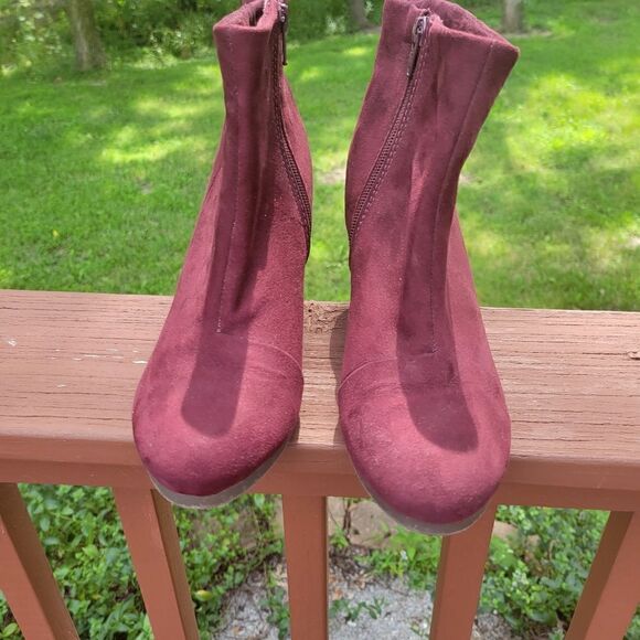 GAP Women's Burgundy Faux Suede Side Zip Stacked Heel Ankle Bootie Size 8 - Picture 7 of 10